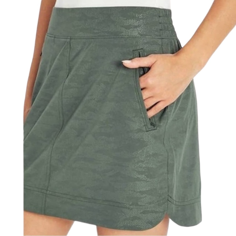 Orvis Size XL Green Camo Embossed Print Active Performance Skort Womens - Picture 6 of 15